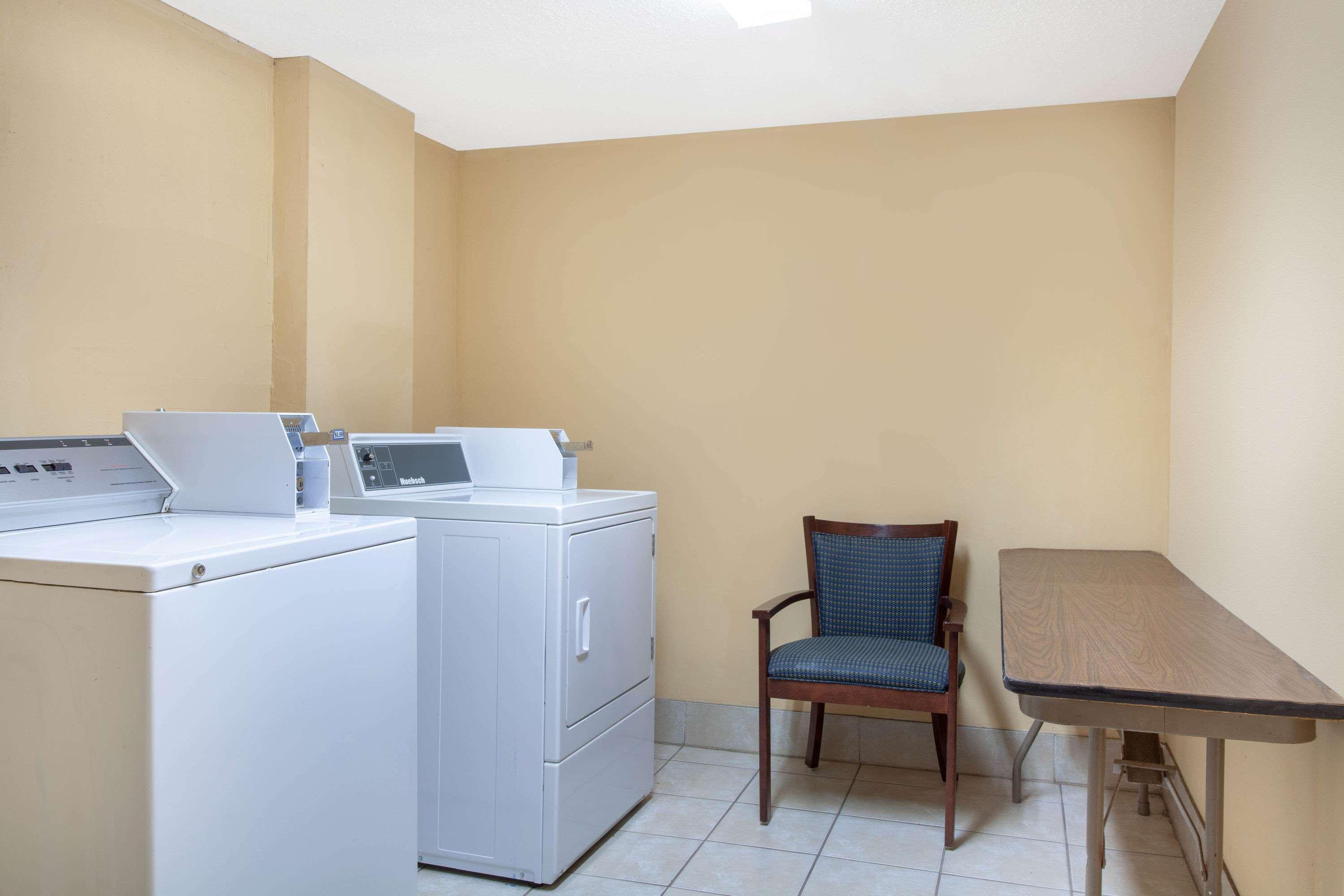 Days Inn By Wyndham Clinton - Laurens I-26 מראה חיצוני תמונה