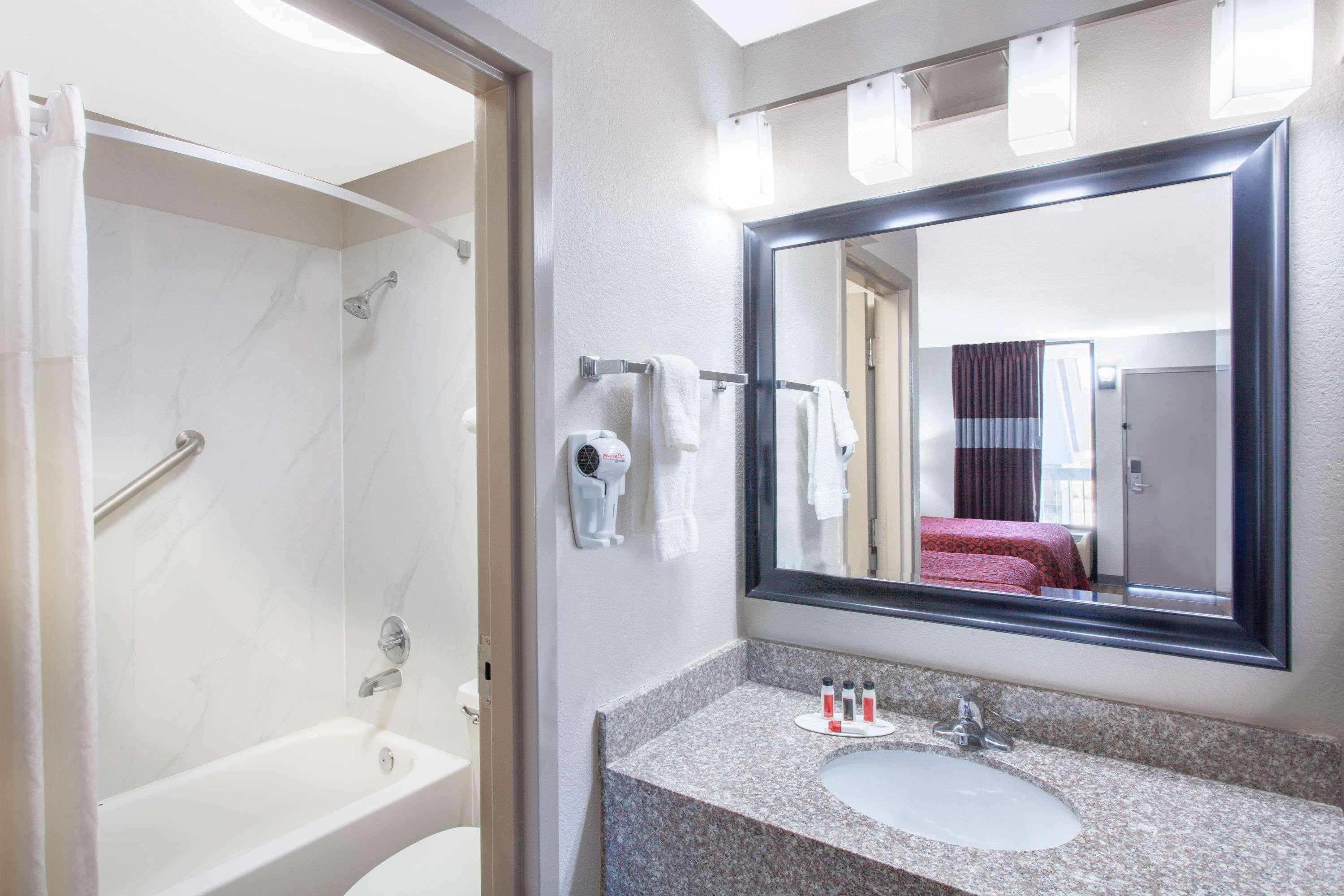 Days Inn By Wyndham Clinton - Laurens I-26 מראה חיצוני תמונה